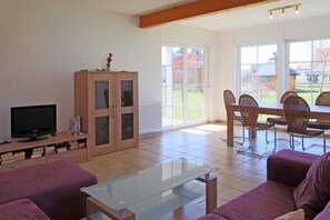 TV - 113m² holiday home Rita - holiday home (Ummanz)