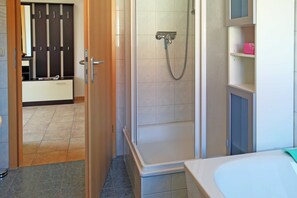 淋浴设施、吹风机、毛巾