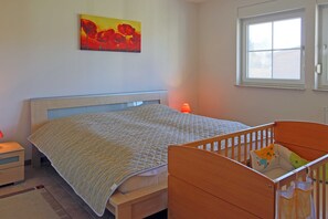 3 bedrooms, travel crib, WiFi, bed sheets