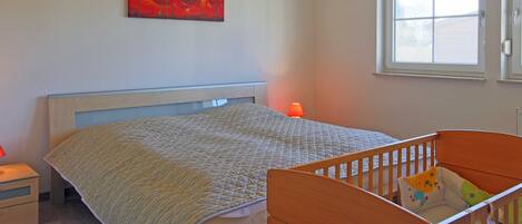 3 bedrooms, travel cot, WiFi, bed sheets