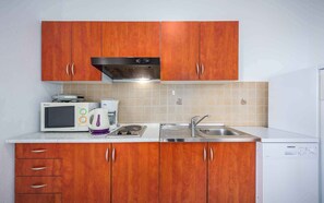 Fridge, microwave, stovetop, dishwasher - Holiday apartment with outdoor pool, sauna and hot tub (Drenje)