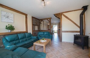 Fernseher, Kamin, Tischfußball, Tischtennisplatte