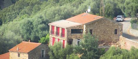 المنشأة من الخارج