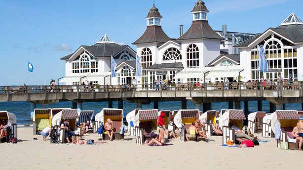 A beachside hotel with multiple rooms, a pier, and beach chairs. - Alter Fritz sun terrace only a few minutes walk to the Baltic Sea - Alter Fritz (Sellin)
