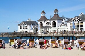 A beachside hotel with multiple rooms, a pier, and beach chairs. - Alter Fritz sun terrace only a few minutes walk to the Baltic Sea - Alter Fritz (Sellin)