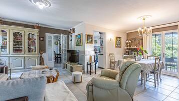 Télévision, lecteur de DVD, table de tennis de table