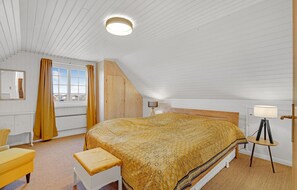 2 Schlafzimmer, Reisekinderbett