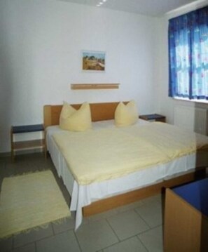 2 bedrooms, travel crib, WiFi, bed sheets