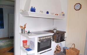 Kylskåp, spishäll och kaffe- och tebryggare