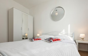 3 bedrooms, travel cot, free WiFi, bed sheets - Pet friendly apartment in Novi Vinodolski (Novi Vinodolski)