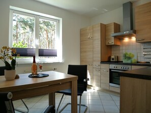 冷蔵庫、電子レンジ、オーブン、コーヒー / ティーメーカー