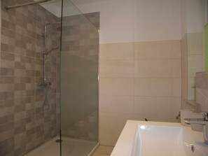 Dusche, Haartrockner, Toilettenpapier