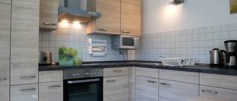 Frigorífico, microondas, horno y cafetera o tetera