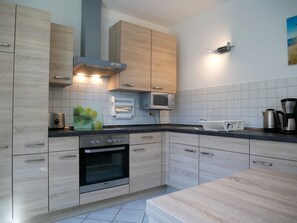 Kühlschrank, Mikrowelle, Ofen, Wasserkocher mit Kaffee-/Teezubehör