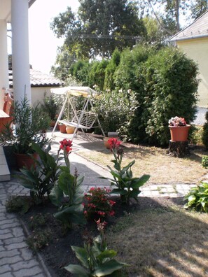 Property grounds - Holiday apartment with garden, balcony and air conditioning (Balatonfenyves)