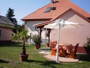 Outdoor dining - Holiday apartment with garden, balcony and air conditioning (Balatonfenyves)