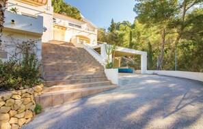 المنطقة المحيطة بالمنشأة