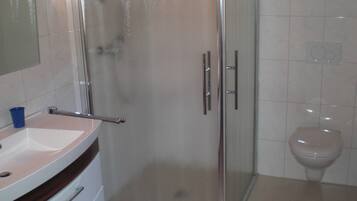 Dusche, Haartrockner, Handtücher