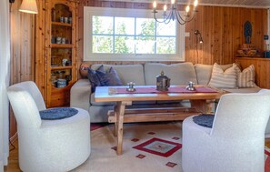 TV, fireplace - Cozy home in Sjusjøen (Sjusjøen)