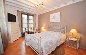 3 bedrooms, travel cot, free WiFi, bed sheets