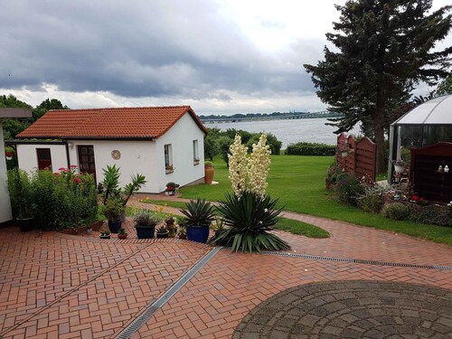 Ferienhaus mit Terrasse direkt am Wasser