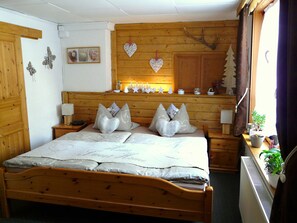 2 bedrooms, in-room safe, desk, iron/ironing board