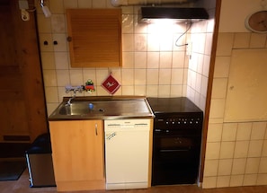 Jääkaappi, mikroaaltouuni, uuni, astianpesukone