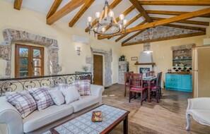 TV, peis, bordtennis og stereoanlegg