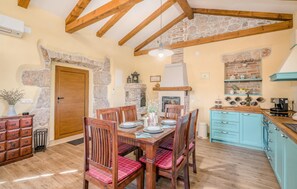 Dining - Gorgeous home in Svet Vid Dobrinjski (Svet Vid Dobrinjski)