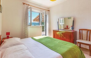 3 bedrooms, travel crib, free WiFi, bed sheets