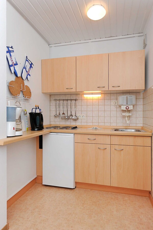 Køleskab, mikrobølgeovn, kaffe-/temaskine, elkedel