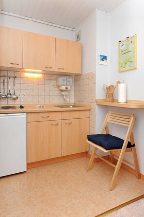 Kühlschrank, Mikrowelle, Wasserkocher mit Kaffee-/Teezubehör