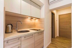 ثلاجة، ميكروويف، موقد طهي مسطح، ماكينة لصنع القهوة/الشاي