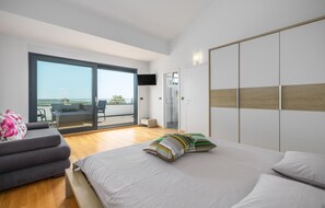 3 bedrooms, in-room safe, travel cot, free WiFi