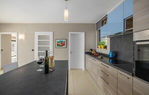 Réfrigérateur, plaque de cuisson, lave-vaisselle, cafetière/bouilloire