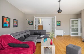 Smart-tv, een open haard, tafelvoetbal en een stereo