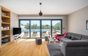 Smart TV, fireplace, table football, stereo