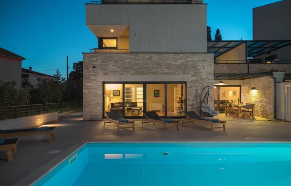 حمّام سباحة مُدفَّأ