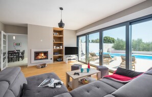 Smart TV, fireplace, table football, stereo