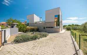 المنطقة المحيطة بالمنشأة