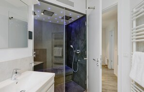 Douche, douche à « effet pluie », chauffage par le sol (salle de bains)