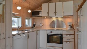 Køleskab, kogeplade, opvaskemaskine, kaffe-/temaskine