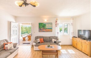 Fernseher, Tischfußball, Tischtennisplatte