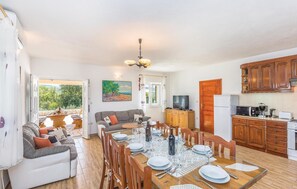 Fernseher, Tischfußball, Tischtennisplatte