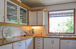 Réfrigérateur, four à micro-ondes, surface de cuisson, lave-vaisselle