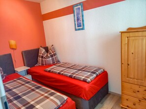 2 habitaciones, cuna de viaje y ropa de cama 