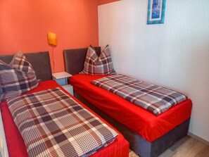 2 habitaciones, cuna de viaje y ropa de cama 