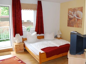 1 bedroom, desk, WiFi, bed sheets