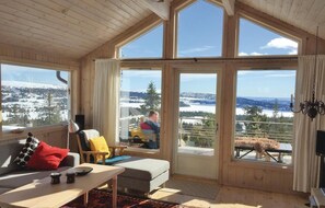 Fireplace - Amazing home in Sjusjøen with kitchen (Sjusjøen)