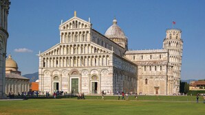 A historic building with a large dome and a leaning tower. - Nice apartment in Montecatini V.C. (FI) (Montecatini V.C. (FI))